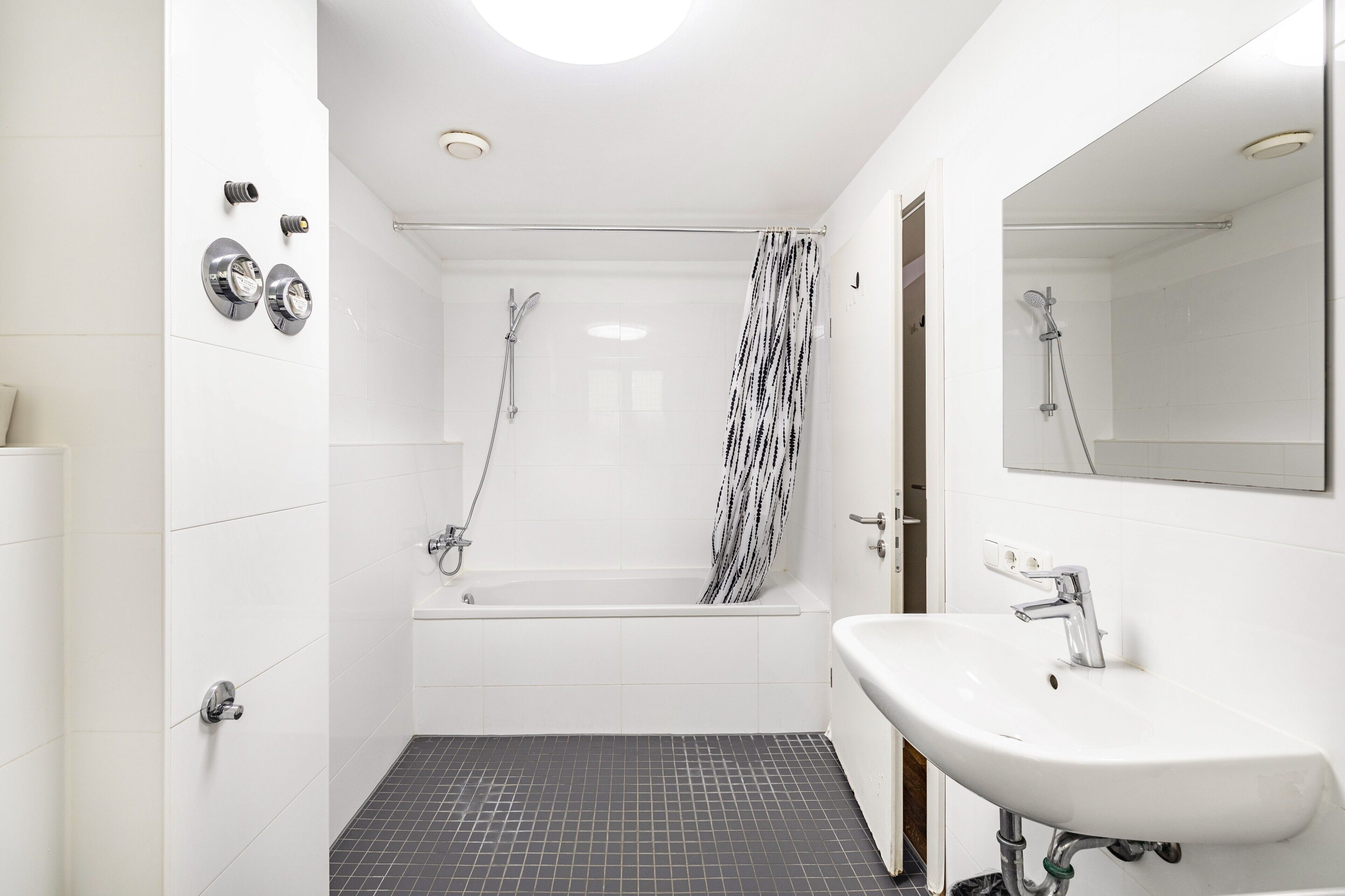 Un baño moderno con bañera, ducha y lavabo.