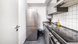 A modern kitchen with a stainless steel refrigerator, a sink, and a stove. - Aldars Urban Trio Suites No.12 with Wi-Fi and Air Conditioning (München)