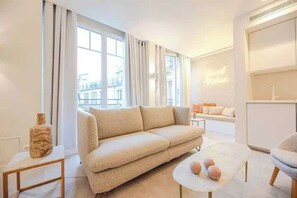 Smart TV, offices - Superb Appt with AC - 2BD/6P - Madeleine/Opera (Paris)