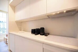 Kühlschrank, Mikrowelle, Ofen, Herdplatte