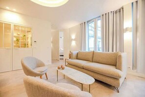 Smart TV, offices - Superb Appt with AC - 2BD/6P - Madeleine/Opera (Paris)