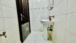 Chuveiro, secador de cabelo, toalhas de banho, papel higiênico