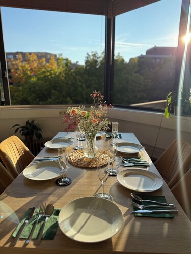 City Center Retreat/ 1 min Train Station