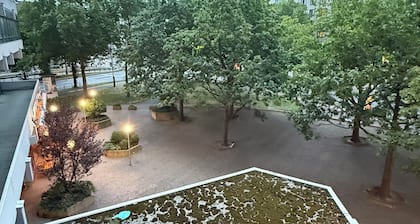 City Center Retreat/ 1 min Train Station