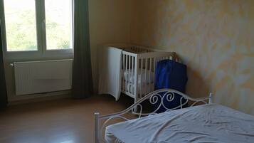 2 bedrooms, iron/ironing board, WiFi