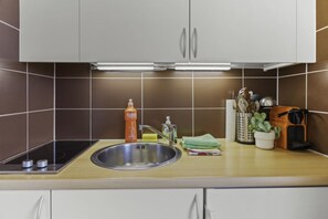 Frigorífic, microones, forn i placa de cuina 