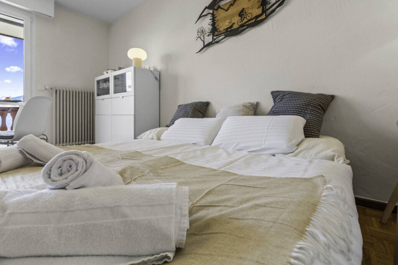 Een strijkplank/strijkijzer, reisbedje, wifi, beddengoed