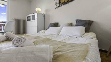 Een strijkplank/strijkijzer, reisbedje, wifi, beddengoed