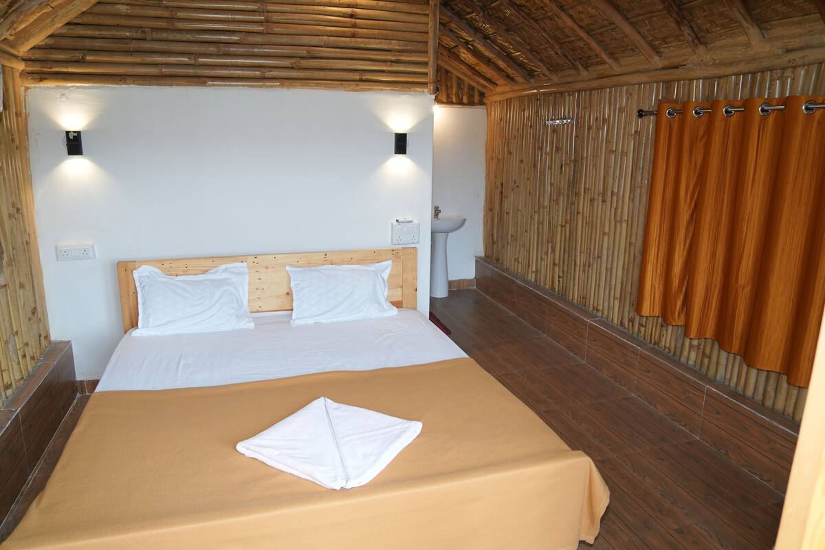Quarto casal luxo, sacada, vista para o jardim | Wi-Fi de cortesia