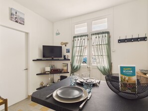 Interior - 200m from the beach, garden, 2 adults 2 children (Saint-Gilles-Croix-de-Vie)