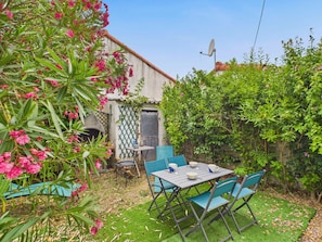 Outdoor dining - 200m from the beach, garden, 2 adults 2 children (Saint-Gilles-Croix-de-Vie)