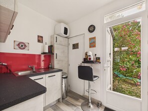 Réfrigérateur, four à micro-ondes, un four, lave-vaisselle