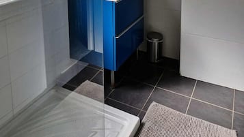 Douche, serviettes fournies, savon, papier toilette