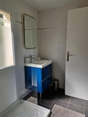 Regadera, toallas, jabón, papel de baño 