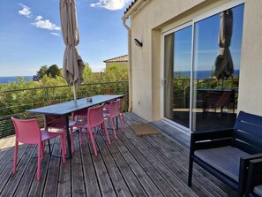 屋外ダイニングエリア