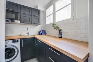 Réfrigérateur, micro-ondes, four, plaque de cuisson