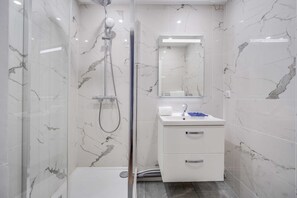 Douche, sèche-cheveux, serviettes fournies