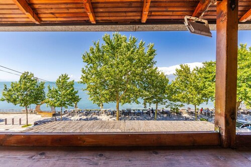 Shiroka Stays 3 by PikHost