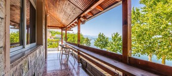 Shiroka Stays 3 by PikHost