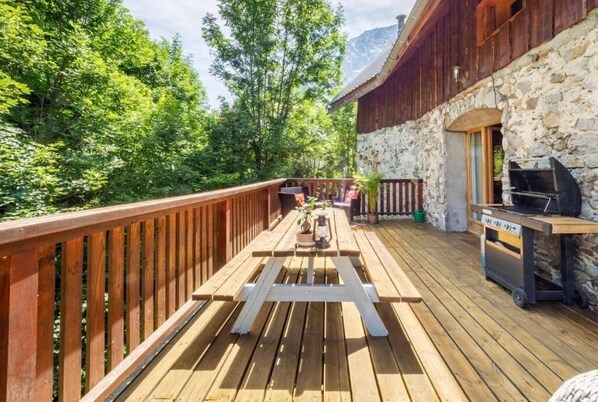 Outdoor dining - Ecrins Lodge (Le Bourg-d'Oisans)