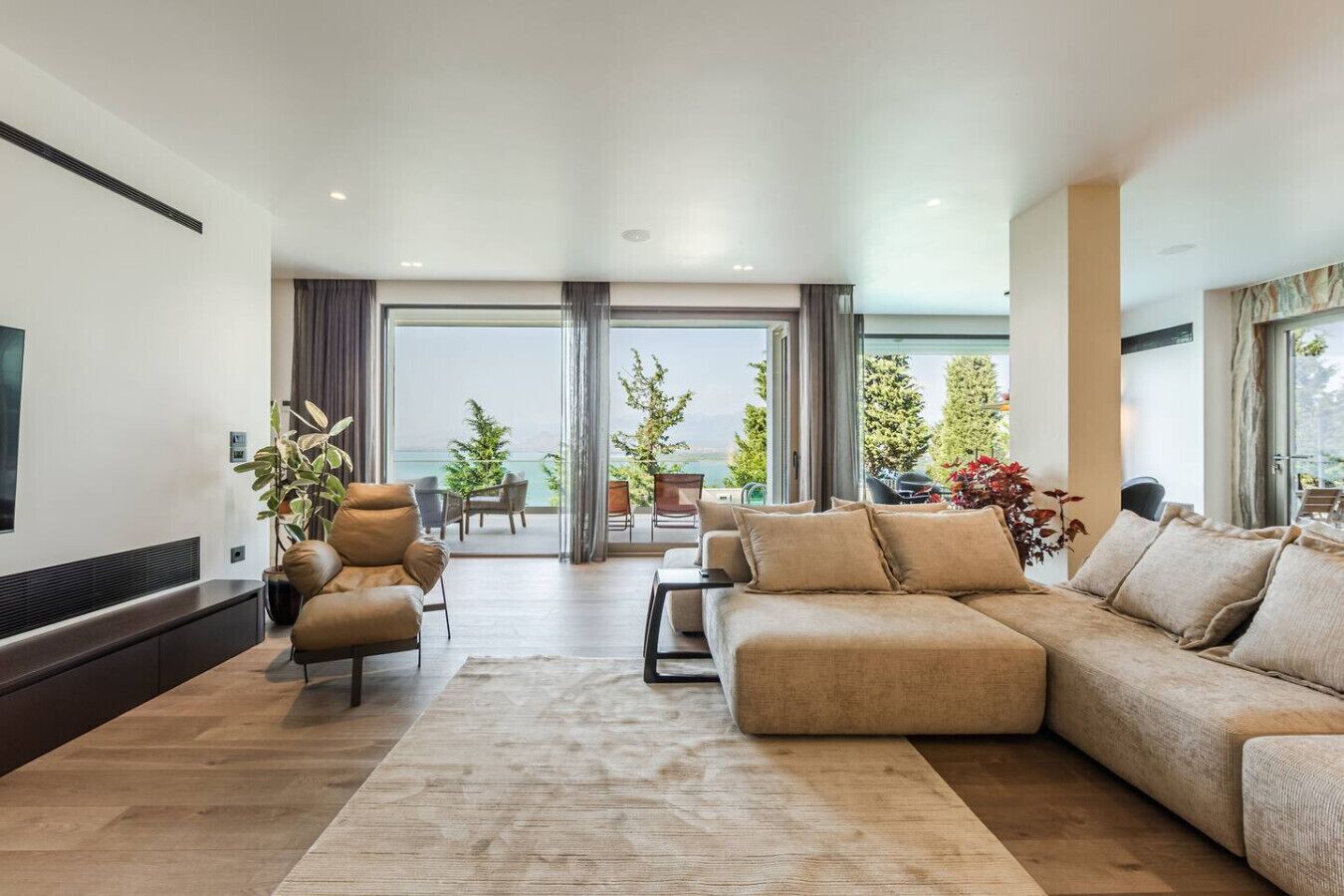 Fernseher, Kamin, Stereoanlage