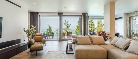 TV, fireplace, stereo