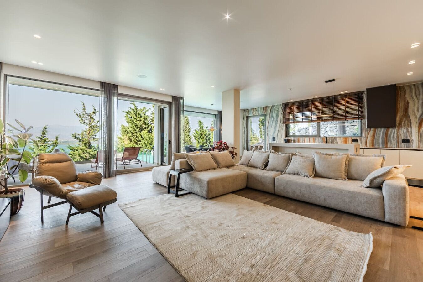 Fernseher, Kamin, Stereoanlage