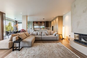 Fernseher, Kamin, Stereoanlage