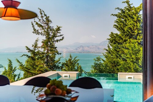 Lake Whisper Villa by PikHost