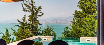 Lake Whisper Villa by PikHost