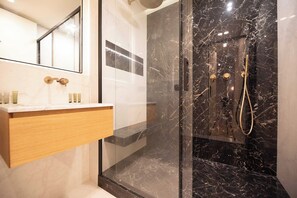 Douche, sèche-cheveux, serviettes fournies