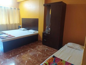 Deluxe Triple Room | Desk, laptop workspace, free WiFi