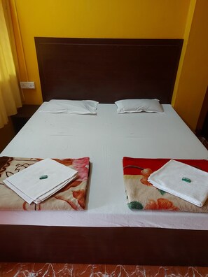 Deluxe Triple Room | Desk, laptop workspace, free WiFi