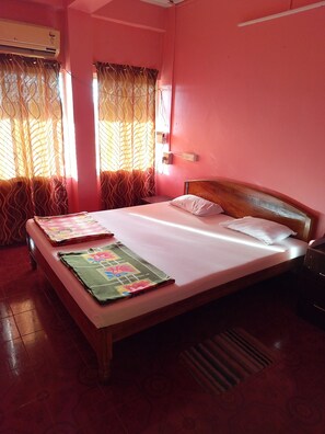 مكتب ومساحة عمل للكمبيوتر المحمول وواي فاي مجانًا