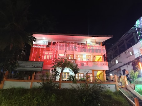 Fachada da propriedade Ć  noite