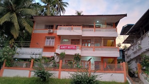 Un edificio a due piani con un cartello che riporta la scritta "AMIT HOTEL".