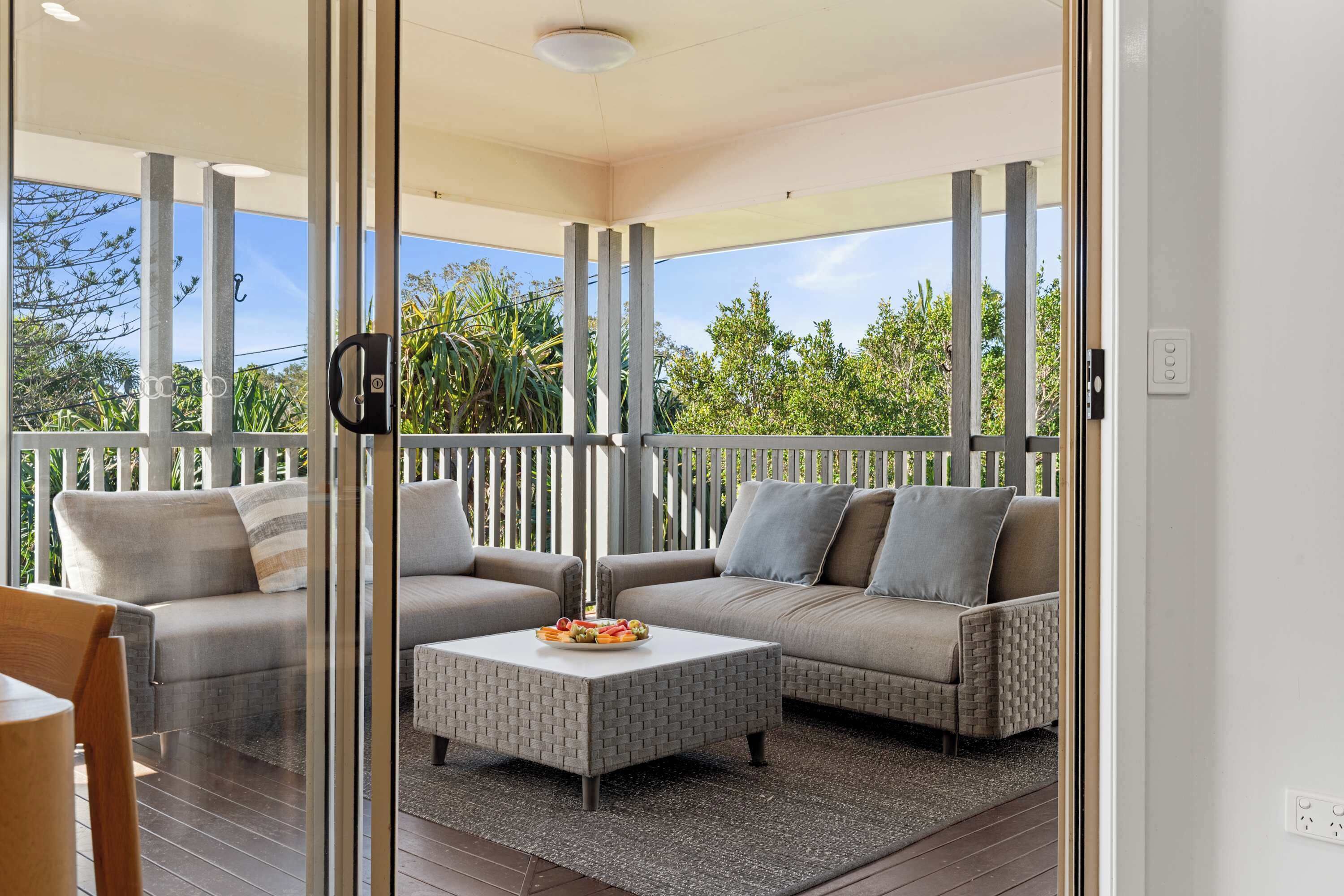 Televisión y oficina 