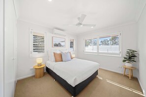 4 habitaciones, escritorio y tabla de planchar con plancha 