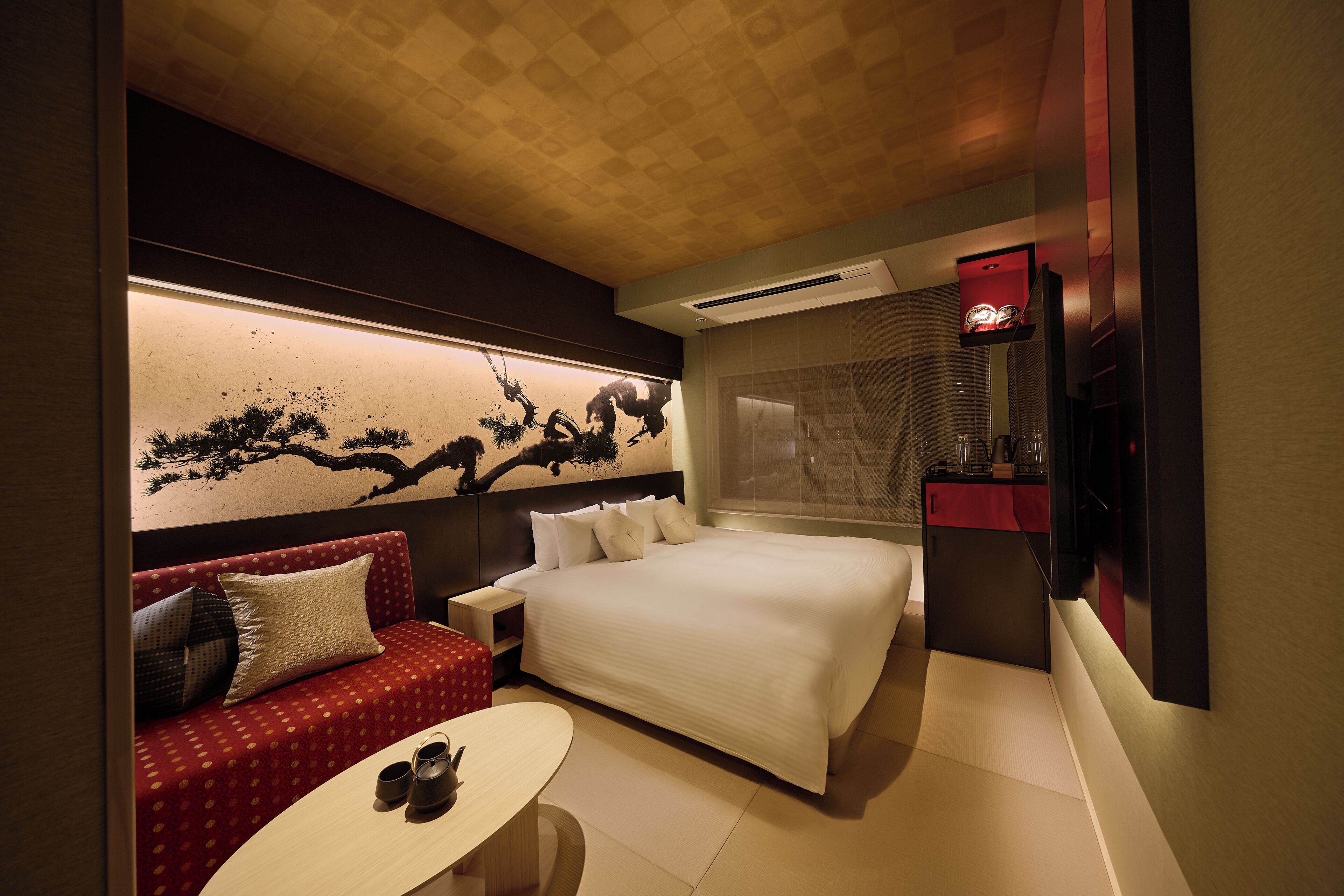 Caja de seguridad en la habitación y espacio para trabajar con laptop 