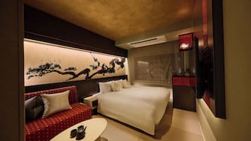 Caja de seguridad en la habitación y espacio para trabajar con laptop