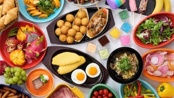 Daily buffet breakfast (JPY 2750 per person)