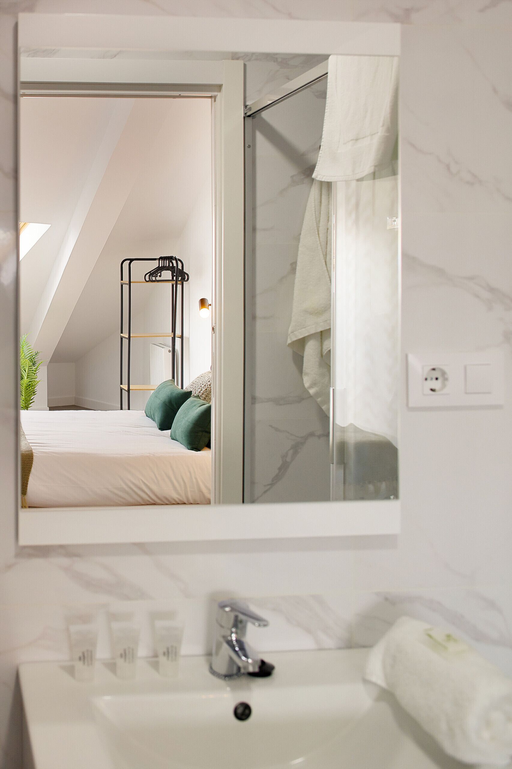 Een douche, een haardroger, handdoeken