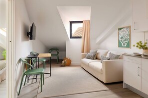 Un loft moderno con comedor, sofá y cocina.