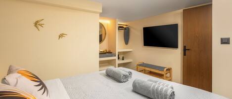 2 bedrooms, in-room safe, iron/ironing board, free WiFi