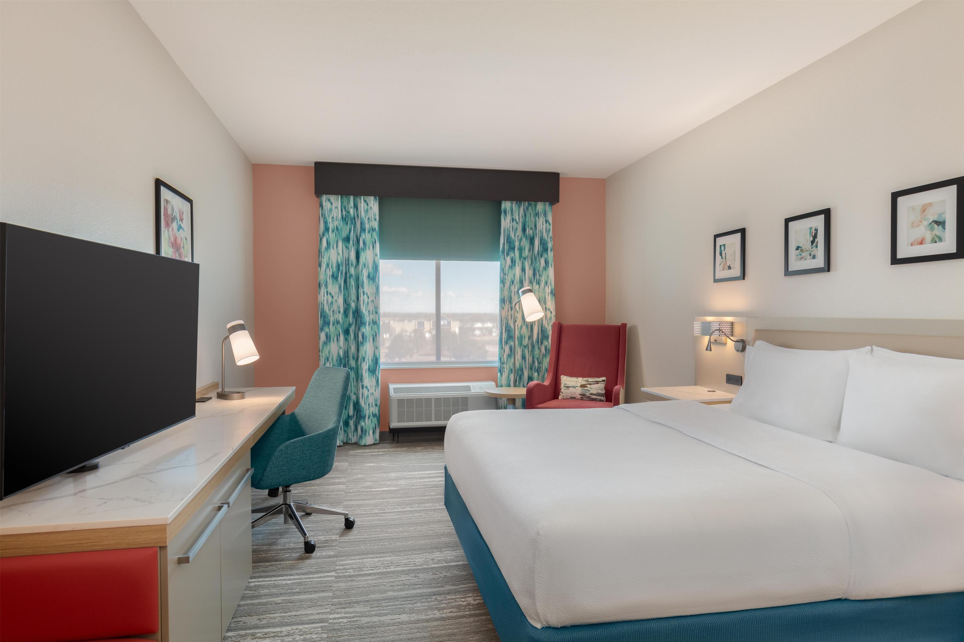 Room, 1 King Bed | Hypo-allergenic bedding, iron/ironing board, cots/infant beds