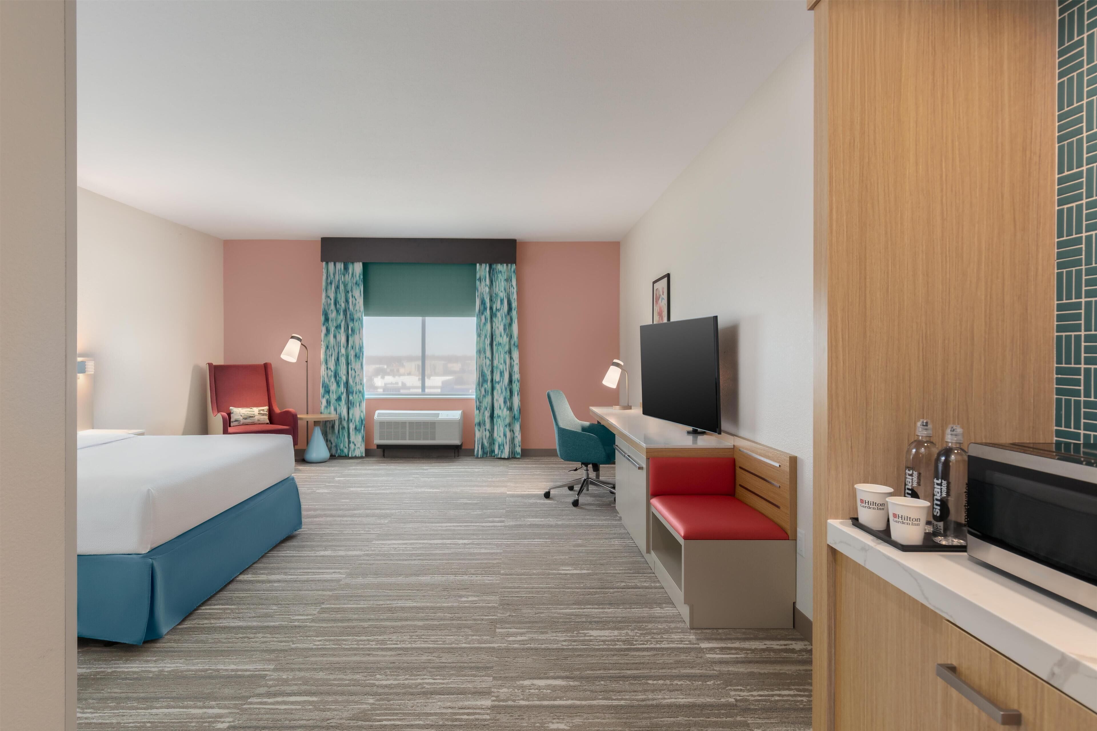 Room, 1 King Bed, Accessible (Hearing) | Hypo-allergenic bedding, iron/ironing board, cots/infant beds