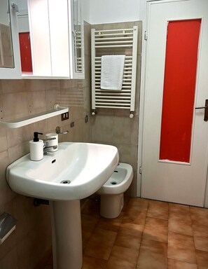 Huoneisto, keittiö | Kylpyhuone | Hiustenkuivaaja, pyyhkeet, saippua, sampoo