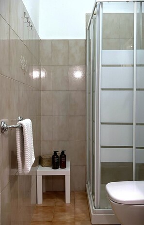 Lejlighed - køkken | Badeværelse | Hårtørrer, håndklæder, Sæbe, Shampoo