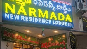 Hotel NARMADA, amb un cartell de neó, situat al número 40-1-118, carrer S.V.S. Kalyan Nagar.
