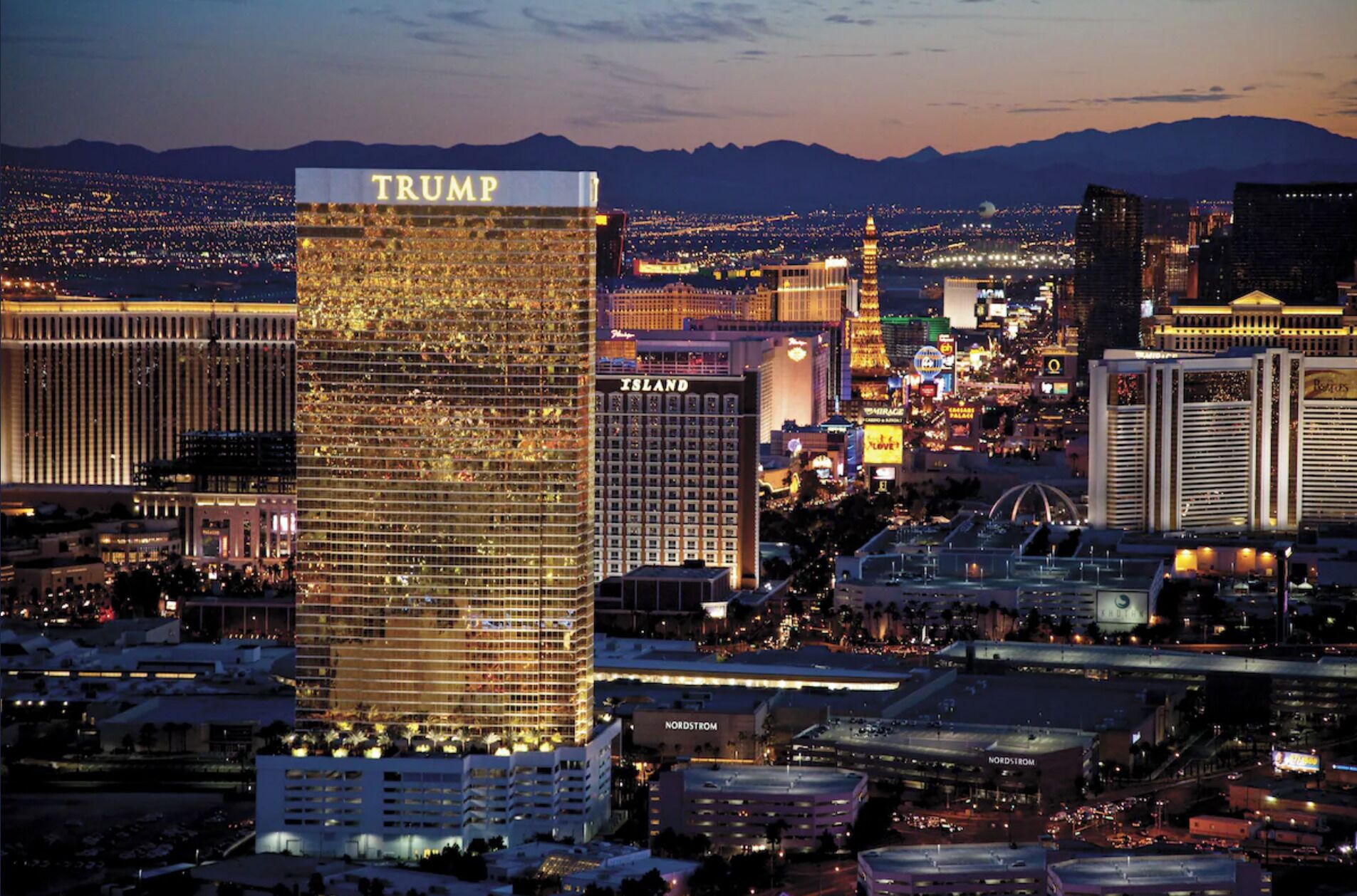 Un edifici de grans alçades amb la paraula "TRUMP" al capdamunt, envoltat d'altres hotels i casinos.